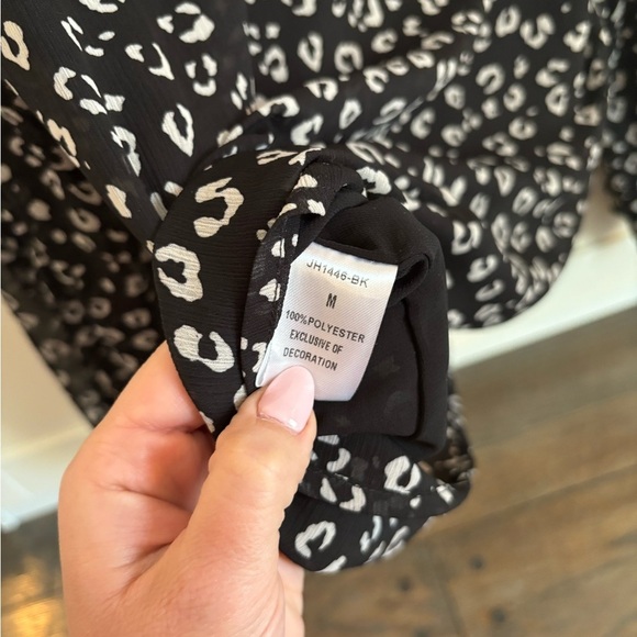 Anthropologie THML Leopard Print Sheer Long Sleeve Blouse size Medium - Picture 7 of 7